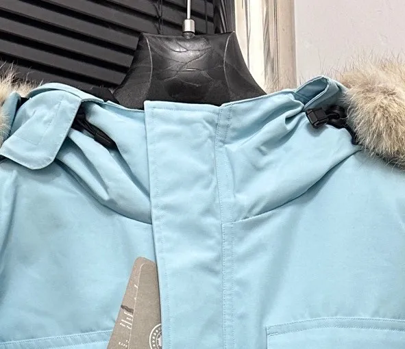 P780 Top Purchasing Version (Wolf Hair Optional) 🇨🇦CANADA GOOES 24 new models 08 models/couple models Factory direct supply: supplying global purchasing agents, micro-business, entities, Tmall, high-end stalls and studio cooperation, free shipping! Canada Goose Expedition Parka 2008 is the same style for men and women. It is mid-length and the most timeless classic. All Arctic and Antarctic scientific expedition teams choose Canada Goose as their cold-proof equipment. It is the Rolls-Royce of down jackets. ➖ Industry-leading anti-counterfeiting chip sensing. ➖ Imported Behringer embroidery machines and customized embroidery labels, the highest level and industry leading. ➖ Imported Korean 21-count polyester-cotton blended original fabric, TC85 waterproof coated fabric, water-repellent, windproof and wear-resistant. ➖ The new national standard 80 white duck down is filled with an average of 520 grams of down. The amount of down filled is industry-leading. ➖ 100% nylon lining with double double-layer sealing design to prevent velvet running, and seamless thread design on the cuffs! ➖ Western Canadian Green Wolf Collar. ➖ Yoshida YKK provides original factory-customized electroplated sliders. YKK two-way lockable zippers are tight and smooth and do not peel off paint. ➖ 3M composite Velcro is durable and the accessories and hardware are all custom-made. Note: Our copywriting is only simple and clear. Instead of bragging about the copywriting, it is better to compare and understand with samples. Only for the purest goose, the most dedicated, the most professional, the highest quality, the highest cost performance!  Size:XS-XXL